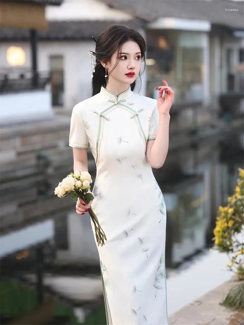Vêtements ethniques dentelle de printemps d'été brodées à mi-longueur Qipao rétro de style républicain riz blanc élégant Mandarin collier Cheongsam