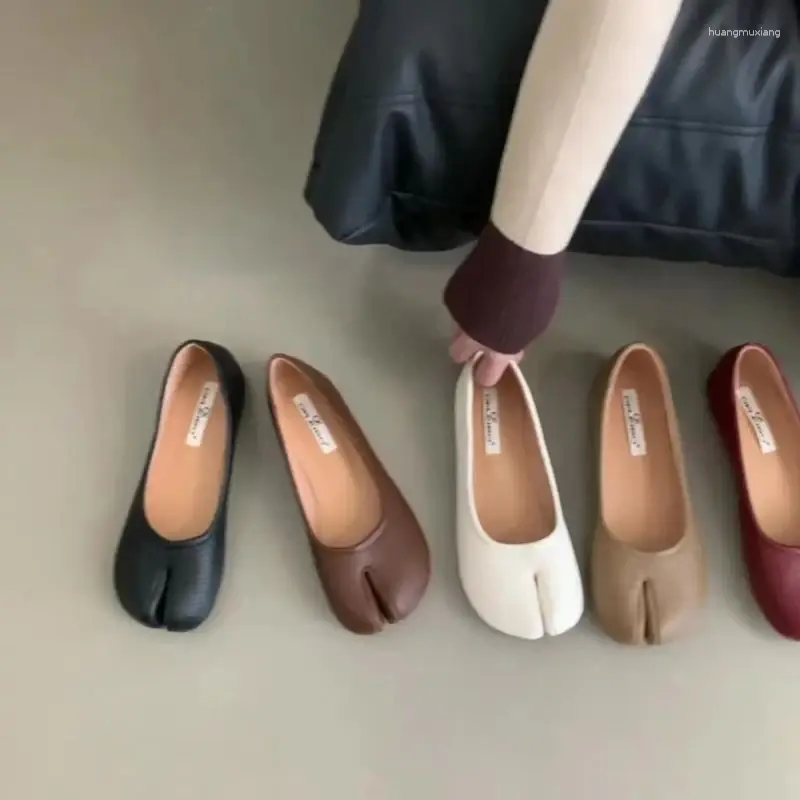 Sapatos casuais tabi ninja mulher microfibra couro confortável apartamentos divididos chinelos de dedão mocassim mocassins breves trotter mocassins 2024