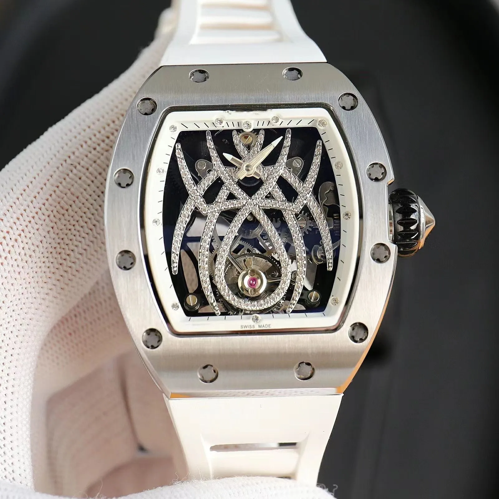 L'orologio RM19-01 è dotato di una sospensione di movimento meccanico Spider Sospensione a zaffiro vuoto
