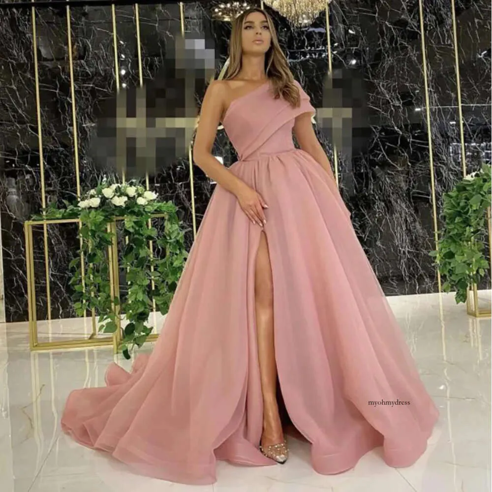 2021 Dusty Pink Elegant aftonklänningar med Dubai Formella klänningar Party Prom Dress Arabic Middle East One Shoulder High Split Organza Gown 0431