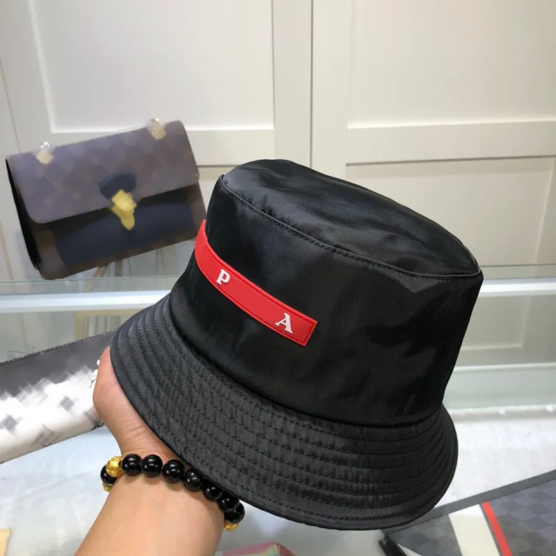 Tasarımcı Geniş Kötü Şapkalar Kadınlar Erkekler Kova Şapkası Lüks Naylon P Cap Fashion Triangler Metal Logo Kapakları Açık Tatil Güneş Şapkası En Kalite