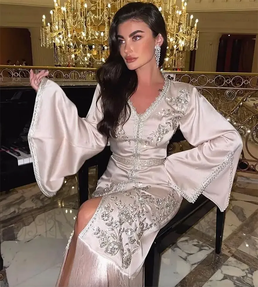 V-boyun Suudi Arabistan Gece Elbise Kristal Aplikler Ön bölünmüş püsküllü püsküller resmi balo elbise uzun kollu ayak bileği parti elbiseleri