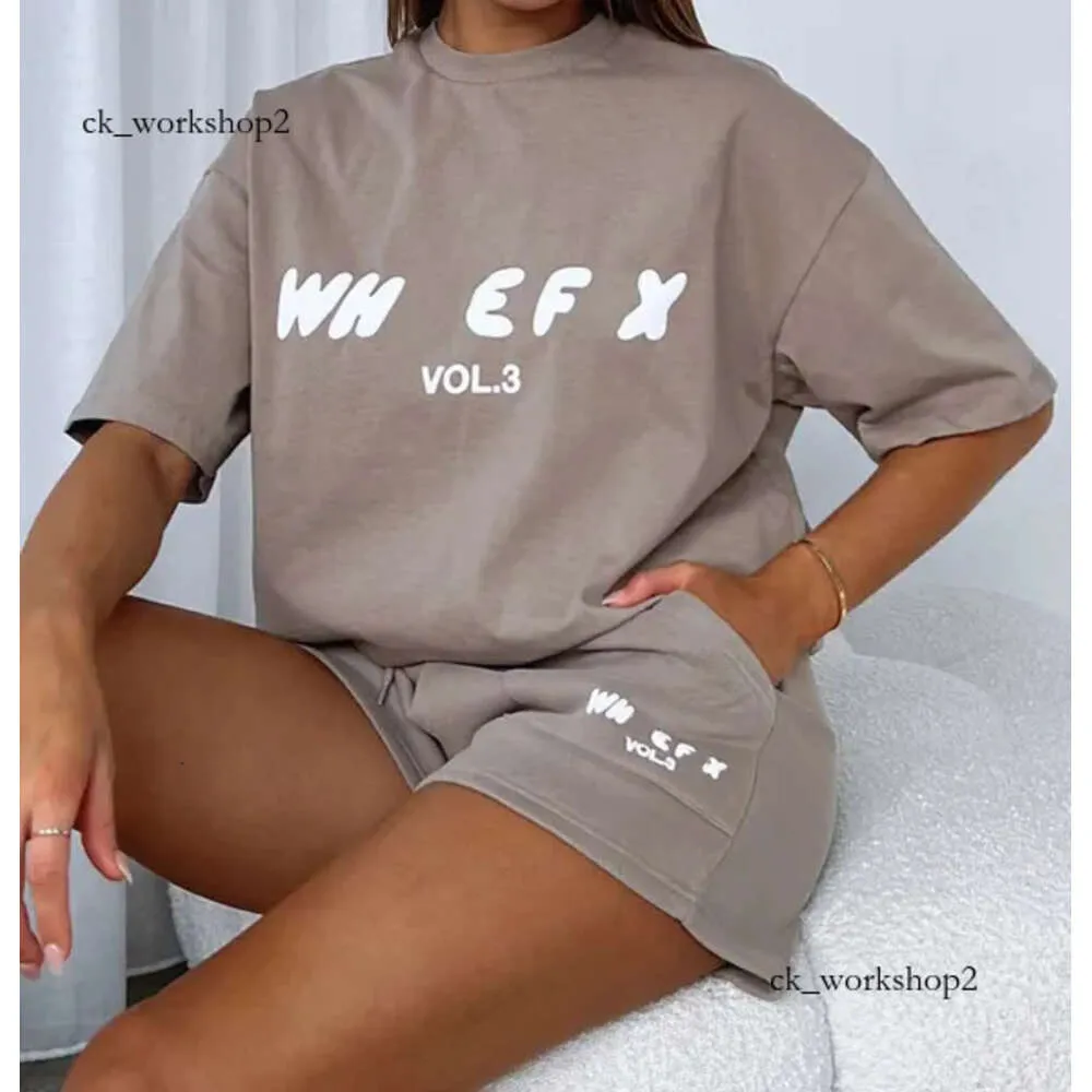 Shirt White Foxx Foxs 24SS Femme Blanc Foxx Foxx Set Tracksuit Lettres anglaises Tshirt Nouveau élégant t-shirts T-shirts Twirts Two-Piece Set of Shorts Multi-style 267