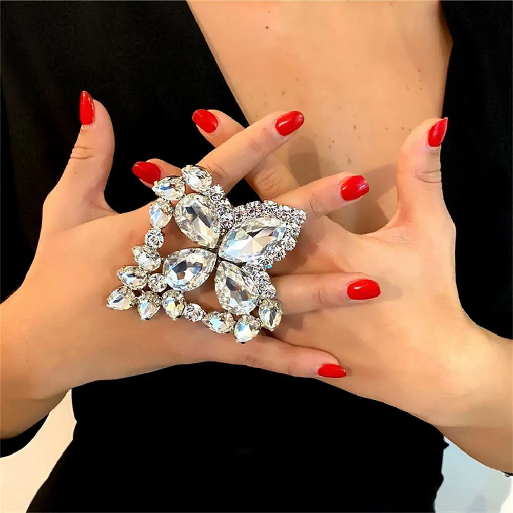 Akcesoria kostiumowe 1PC Modne wykwintne, wykwintne dhinestone na kobiece błyszczące przyjęcie krystaliczne pierścień biżuterii akcesoria ręczne