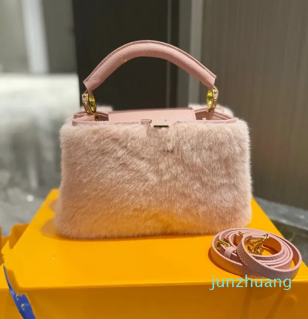 Diseñador -27*20 cm Fashion Fur Cover Cover Lady Hand Copper Hardware Bolsos de hardware Mujeres Bolso de la cruz de la cruz de cuero