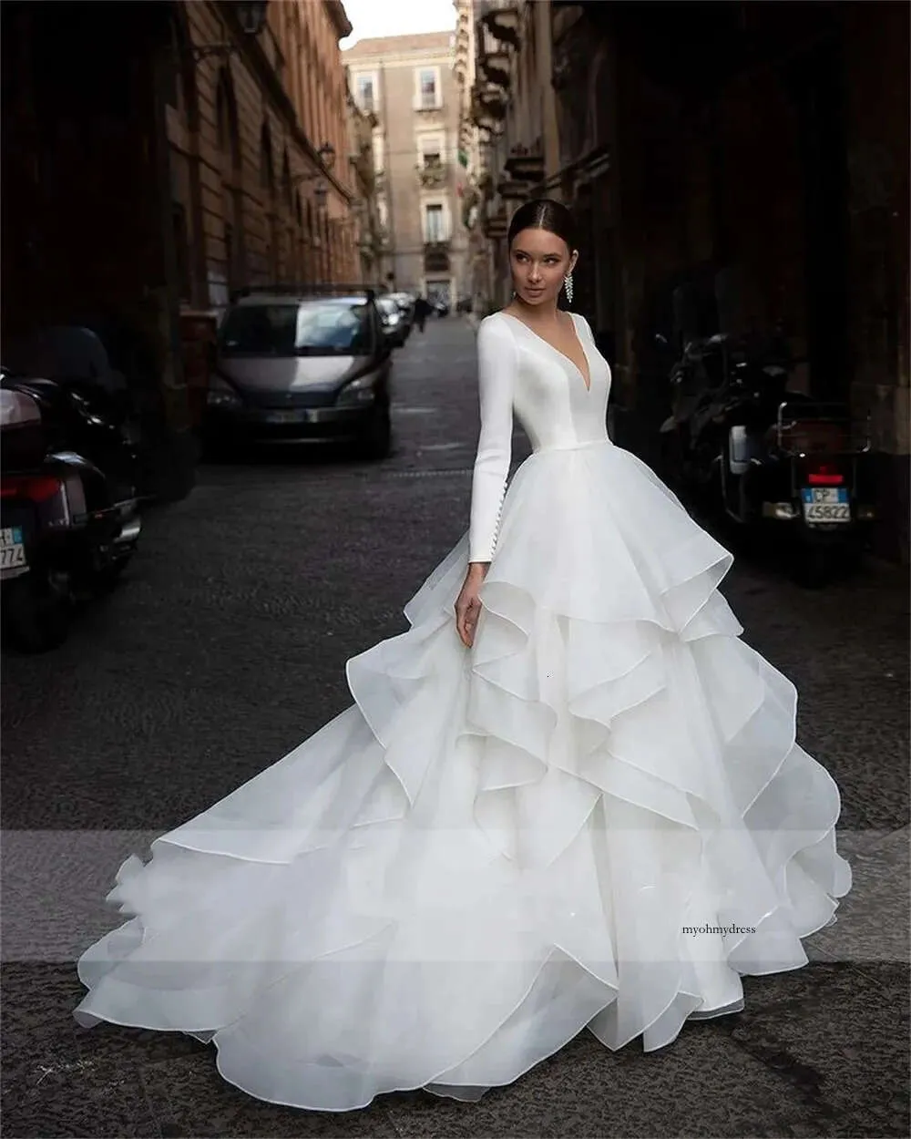 2023 새틴 웨딩 드레스 우아한 멀티 레이어 루치 V- 넥 Backless Bridal Gowns White Custom Made Robe de Mariee 0431