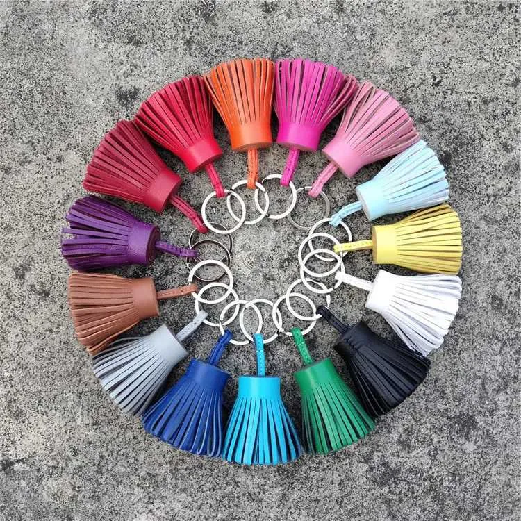 Keychains Lonyards en cuir naturel en cuir naturel clés de clés utilisés pour les clés de clés de voiture et de charme de sac pour femmes pour filles Q240429