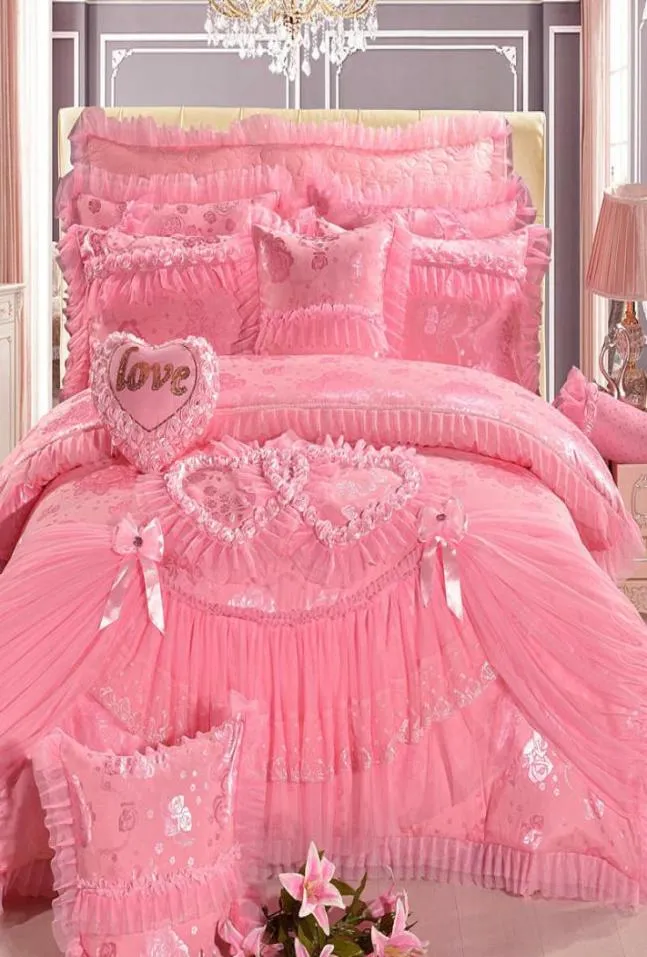 Juego de ropa de cama de encaje de corazón rosa de lujo King Queen Size Princess Bedslothes de boda Silkcotton Jacquard Satin Divet Bed S7888385