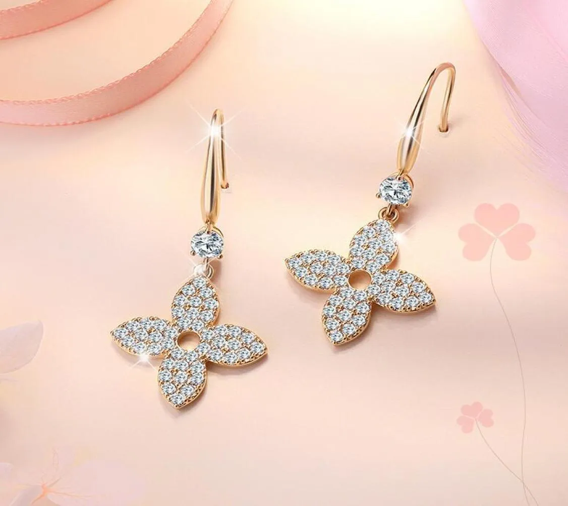 S1537 Bijoux de mode S925 Silver Post Four Leaf Clover Boucles d'oreilles Simple Hollow Out Niche Design Boucles d'oreilles 4290055