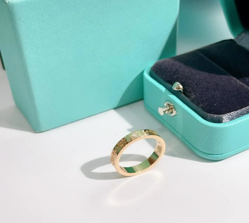 I designer di Luxurys hanno un anello con lettere chiare raffinate lavorazione della personalità piena di fidanzamento di gioielli in oro e argento GI6299323