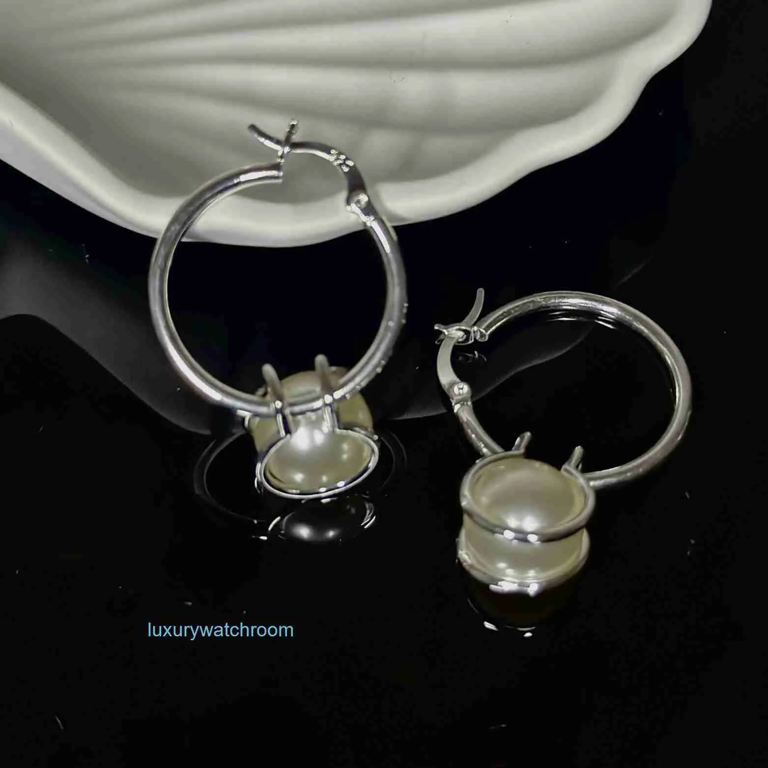 Fashion Simple Ttifeeny Earrings Versatile 2024 New Hollow Pearl Fashionable and Personalized with Small Unique Design