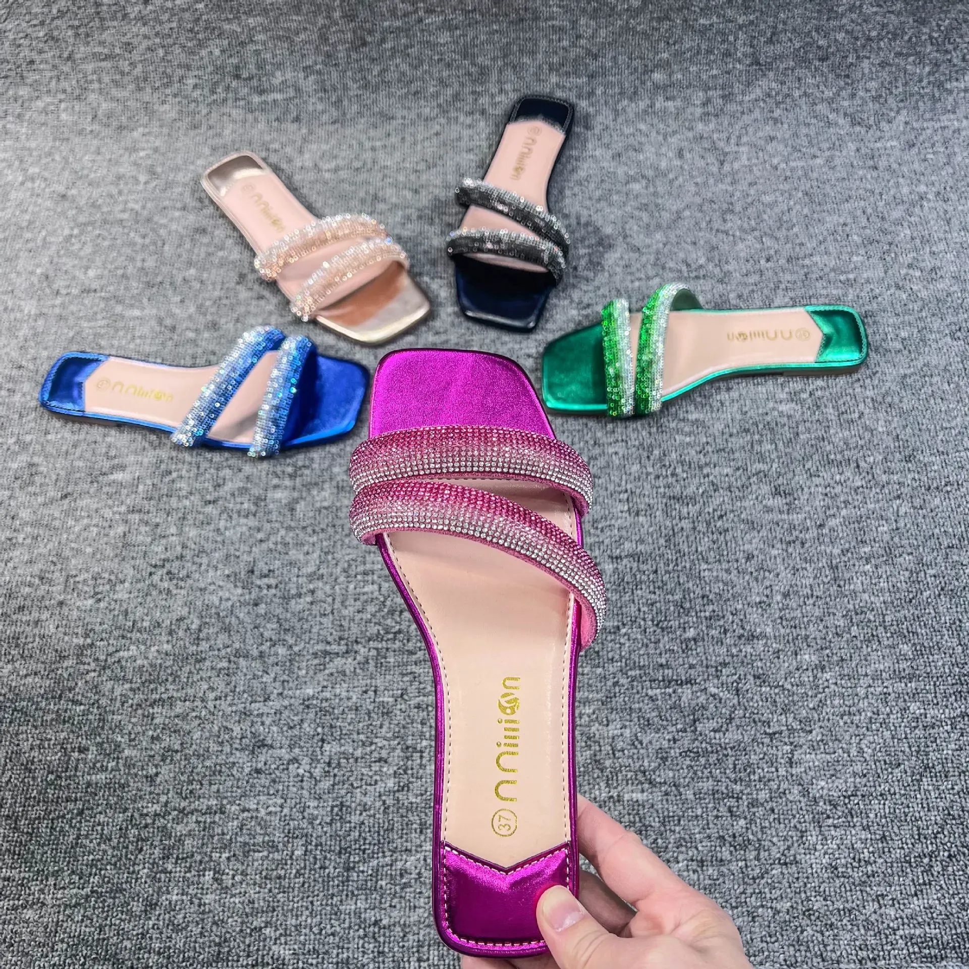 Designer Sandals Women Slides Classic Flat Sliders Summer Leather Bekväm unisex utomhuspool Beach Scuffs Ladies Tisters 36-41