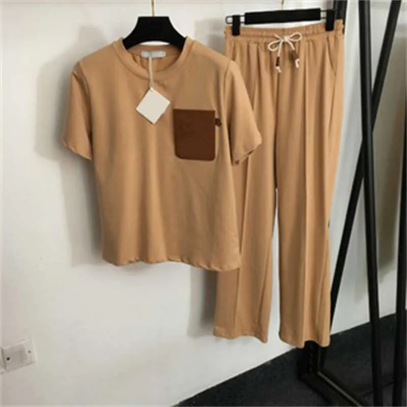 Många typer av kvinnliga träningsdräkt Två stycken Set Summer Loose Cotton Leather Logo Pocket Kort ärm Topp och dragkonstig elastisk midja Casual Wide-ben Pants Womens kläder