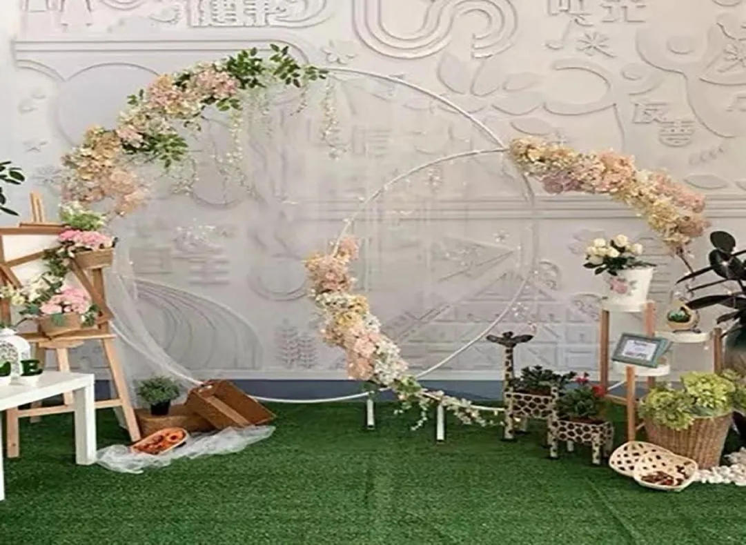 Bruiloft rekwisieten verjaardagsfeestje decor smeedijzeren cirkel ronde ring achtergrond boog boog gazon kunstmatige bloem rij stand muur plank t5582571