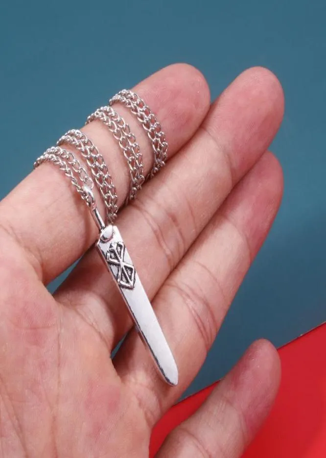 Chaines Sg Berserk Brand de sacrifice Guts Colliers Sword Metal Pendant Men Sac Car Courte des femmes