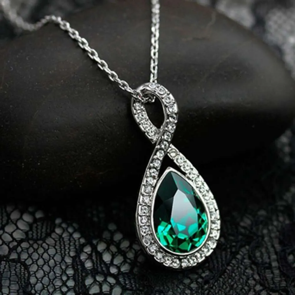 Collier swarovskis Designer Femmes Top Quality Quality Luxury Fashion Pendant Emerald Collier femelle Feme Pared Green Crystal Pendant Lucky Number 8 Clavicle Chain