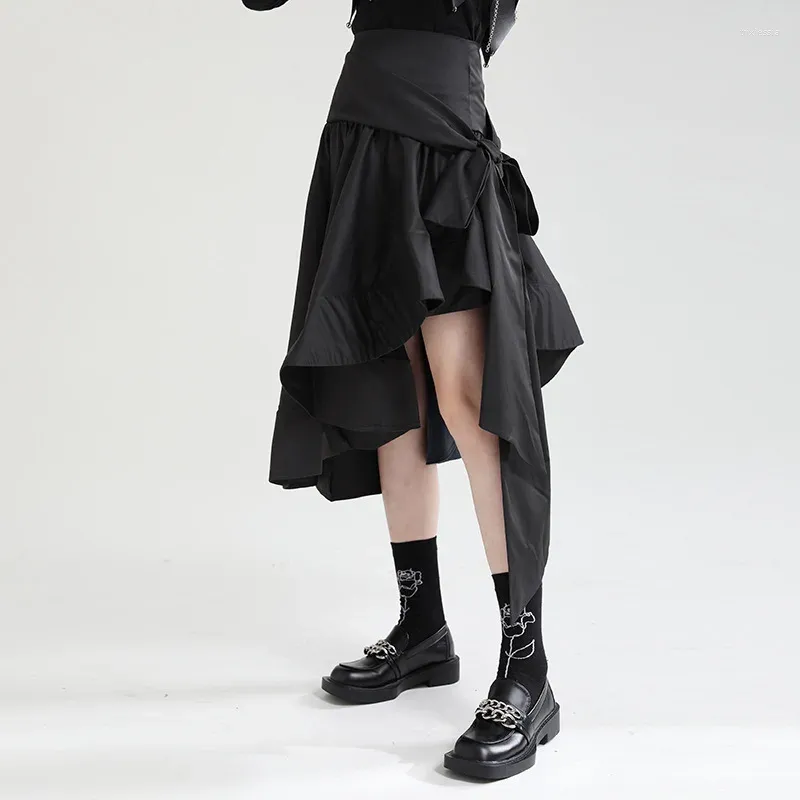 Zużycie sceniczne Zhongchuang Rizhen 2024 Summer Designer Asymetryczna pół spódnicy Mała czarna koronka w górę długości