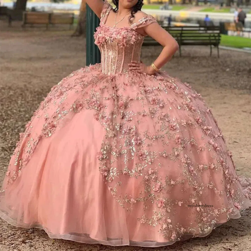 2024 Princess Girls Quinceanera Robes Golld Applique Flower Tull Lace Up Ball Robe Bithday Prom Prom Wear Vestido de 16 0431