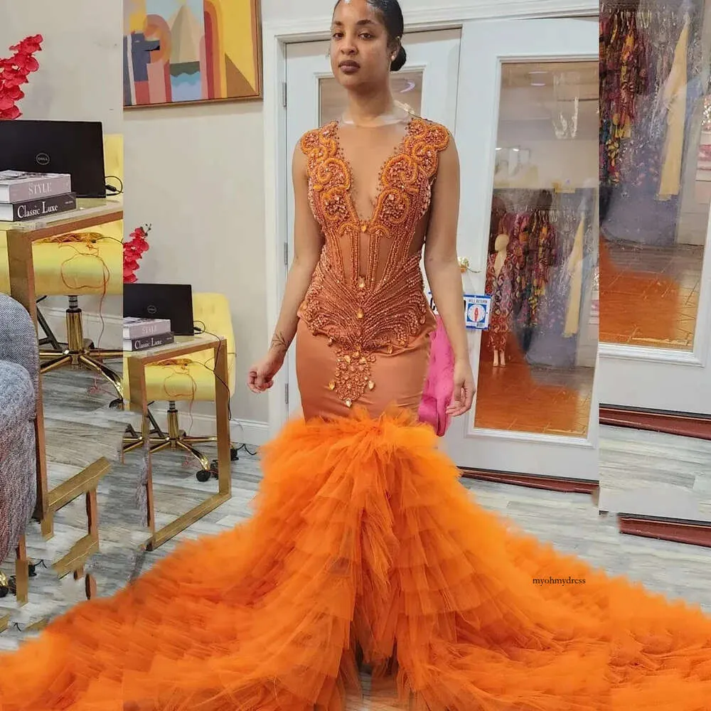 2024 High Slit Orange Long Prom -jurk voor zwarte meisjes kreupel Rhinestones Ruffles Women Farty Gala Jurk Robe de Soiree 0431