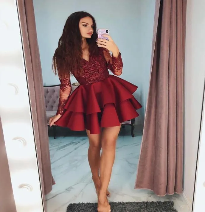 Nouveau bon marché sexy rouge foncé court court mini robes de retour à la maison V couche en dentelle en satin appliques à manches longues perlé plus taille de fête