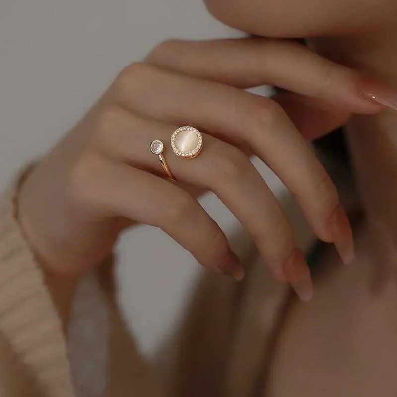 Bandringar Personlig opal rund roterande ring lämplig för kvinnor glänsande zirkon vindkrafts ångest stress party smycken q240429