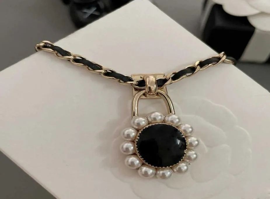 Zwart Leather Pearl Christmas Necklace Women Golden Chain Fashion Luxe populaire online elegante dame temperamentfeest anime4114441