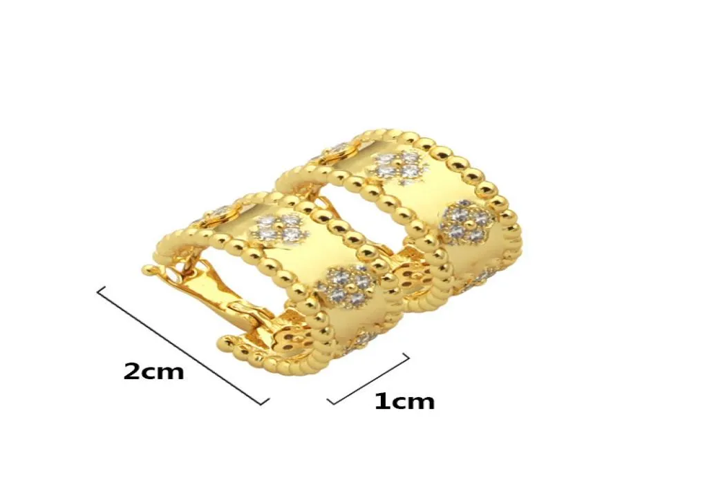 Brincos de charme Designer de flor única broca completa 18k Gold Fourleaf Flower VC Letter Kaleidoscópio esculpido para o luxo feminino JE3739204