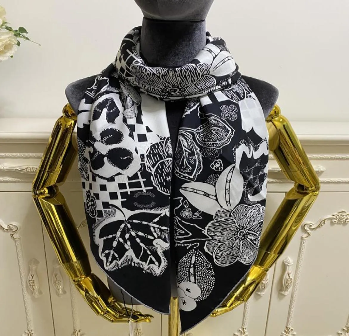 Femmes039S Fashion Scarf Taille 130cm 130cm 100 Twill Silk Material Print Lettres Fleurs Feuilles Modèle Beautiful Square Scarve6783462