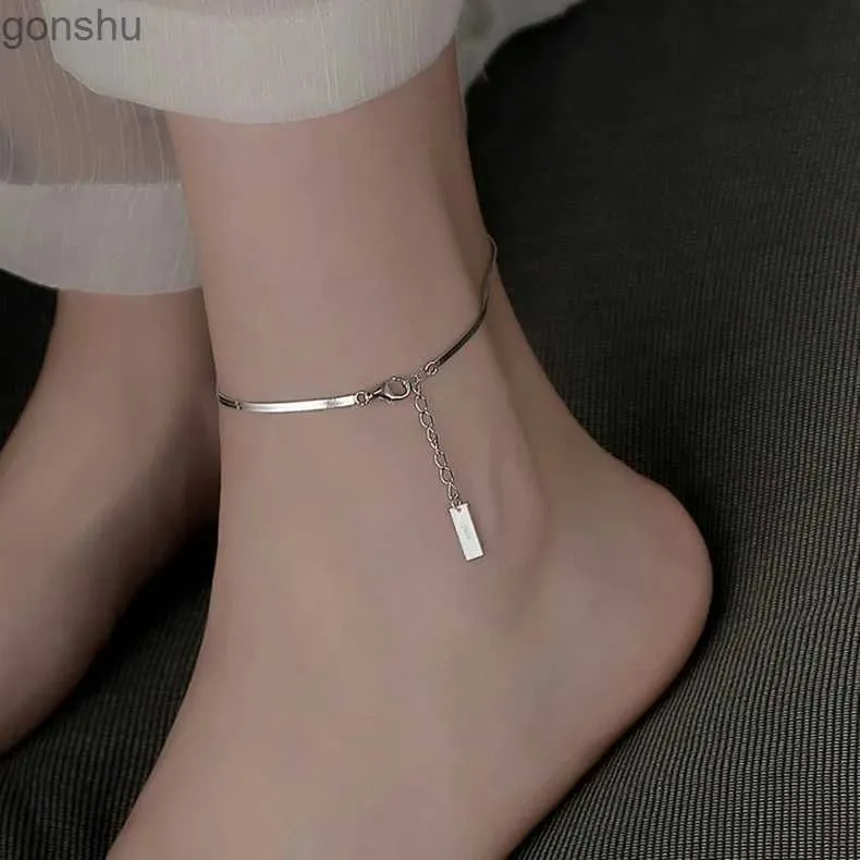 Ankjes een eenvoudige enkelarmband met een zilveren meshanger op het been.Zomerstrand enkelarmband met blote voeten 23,5 cm (9 2/8) Lang 1 stuk WX
