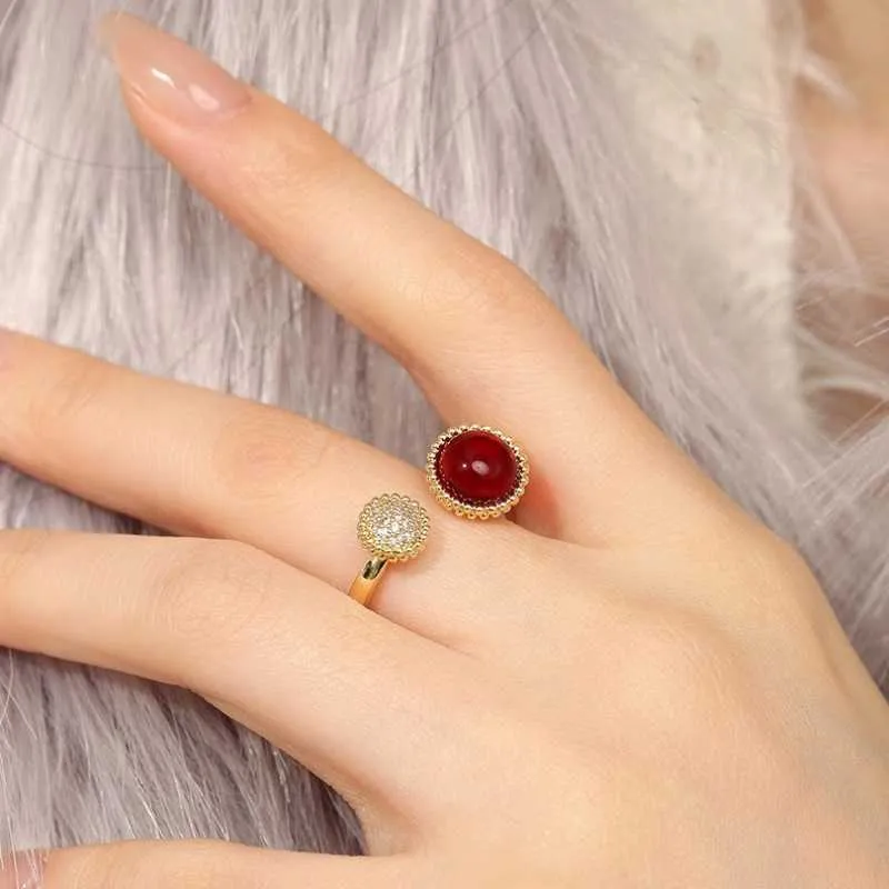 Disegni di gioielli anelli di alta qualità anello rosso per design femminile di alto livello e argento di lusso con Cleefly comune