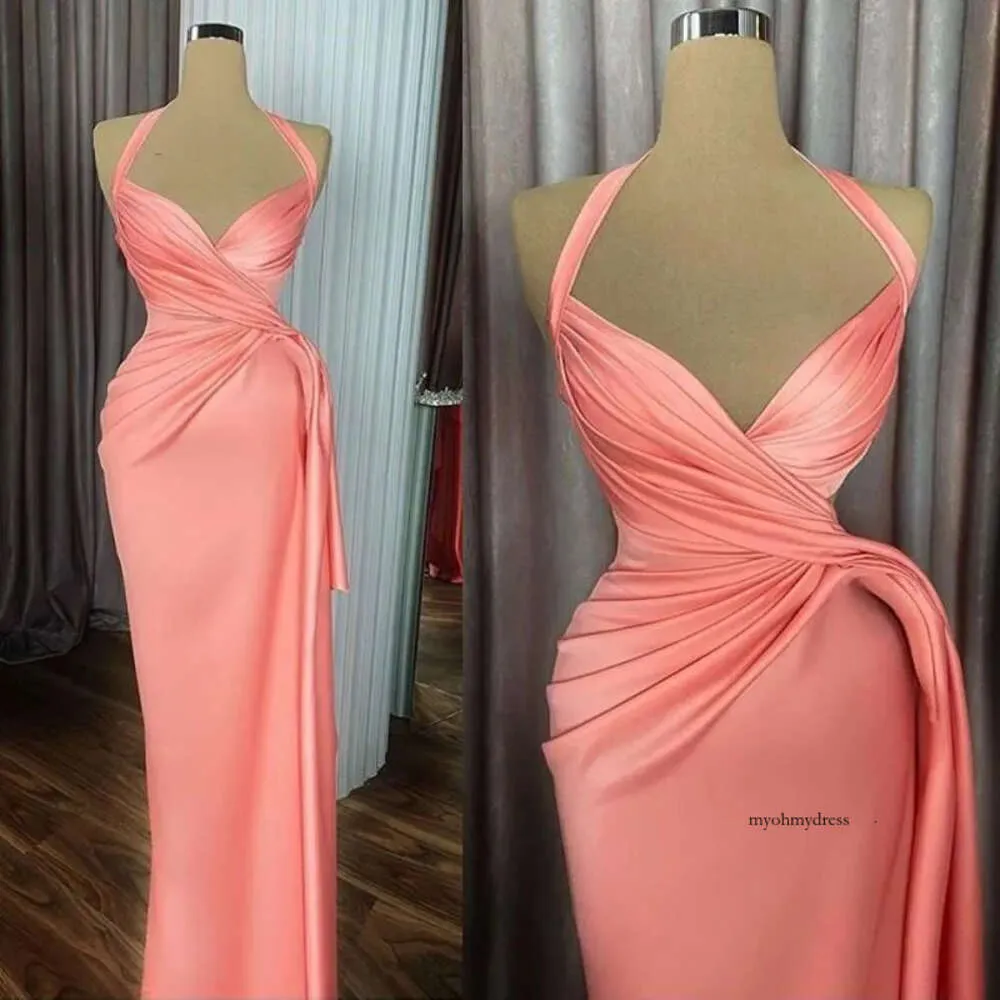 Eleganti abiti da sera sirena di corallo Halter V Neck Pleats Lunghezza Formale Party Prom Celebrity Gowns Custom Made 2024 0430