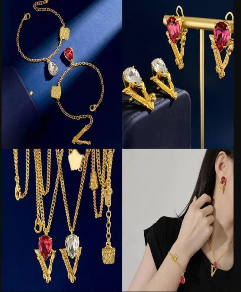 Lyxig bokstav V -armband Vete Ear Drop Inlaid Ruby Crystal Floral Relief Neckor Armband Set Portrait Banshee 18K Gold Plated Designer Jewelry HGHF7531449