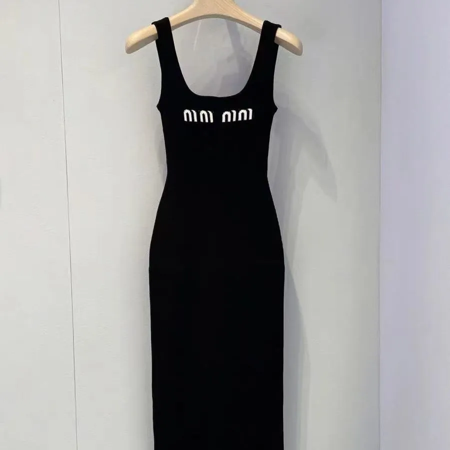 24 Nuovo marca di lusso MIU Black Dress Designer CamiSole Dress Abito Mini Grucca Sweet Sexy Sleeveless Summer Y2K Sceplo a maglia