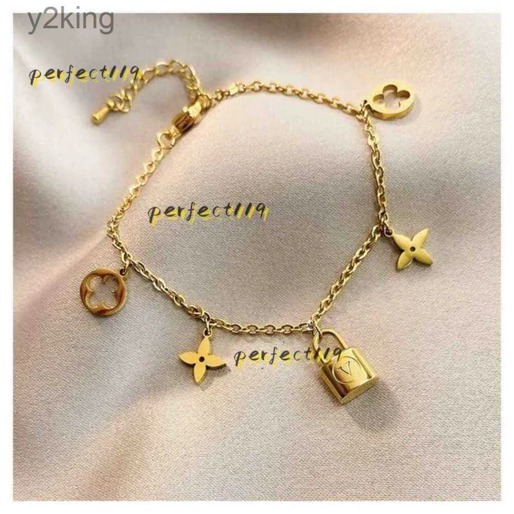 Designer de pulseira Bloqueio sensual de quatro folhas Bracelete de grama (versão coreana feminina) Mori Chain Clavicle Chain Simple Gold Personalizado Jóias de Mão 2024 49JA