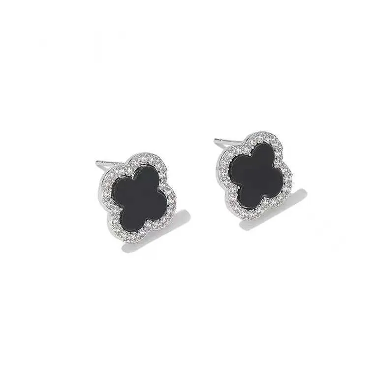 Designer de boucles d'oreille personnalisé conçoit le meilleur cadeau des boucles d'oreilles de trèfle femme simple fashion rouge avec un van commun