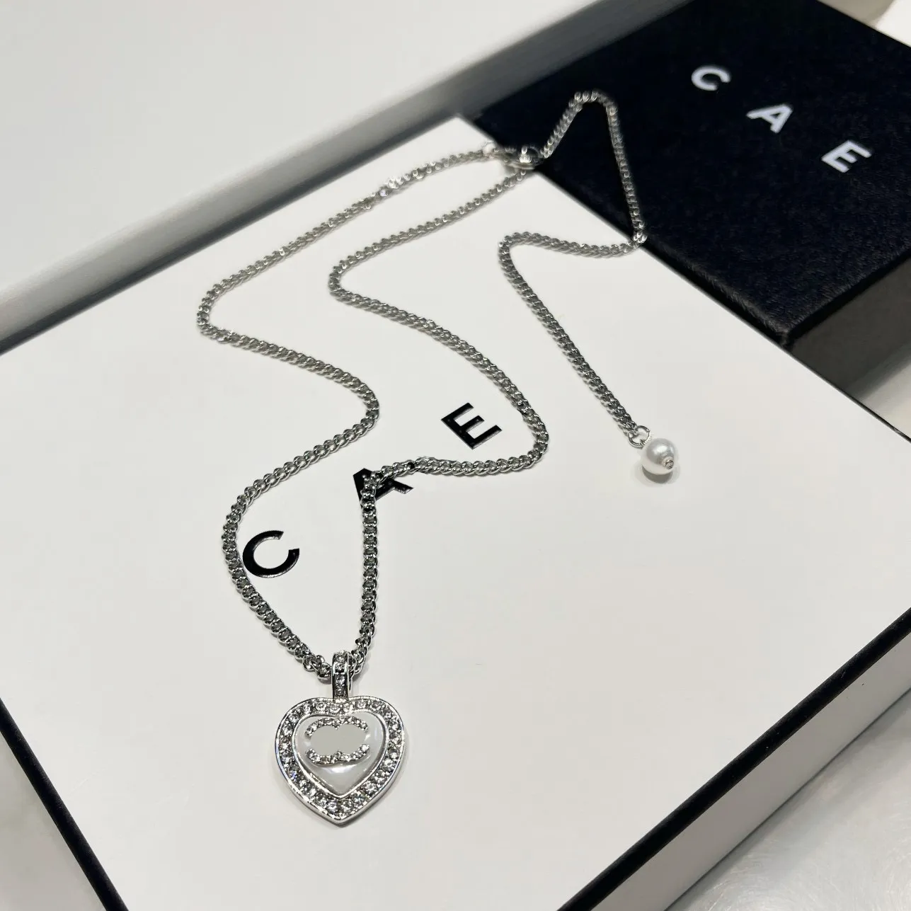 Designer de marca de colar de prata boutique Designer de alta qualidade embutido de diamante em forma de coração Charm de moda de moda Charme de alta qualidade Caixa de colar de alta qualidade