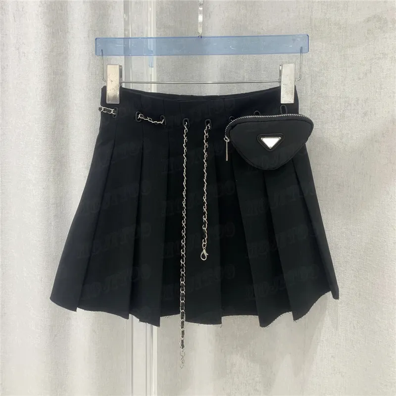 Metall Badge Womens Pleated kjolar med midjekedjans väska Hög midja Kort klänning Cool Girls Black Mini Kjol Streetwear