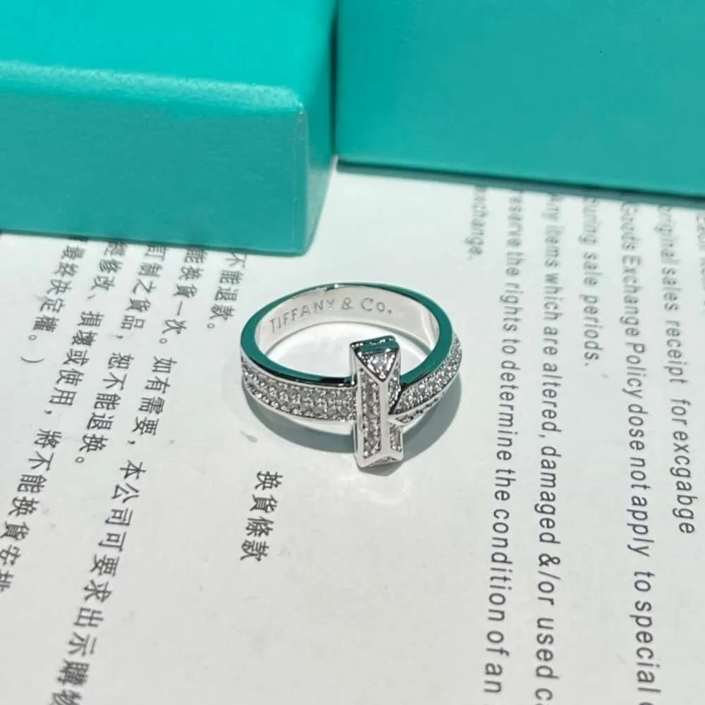 TiffanyJewelry Halo Deisgner Ring Designer Fomen Designer Ring Jewelry Stripe Trend Diamond Ring High 18K Rose Gold Fashion Couple Ring 870