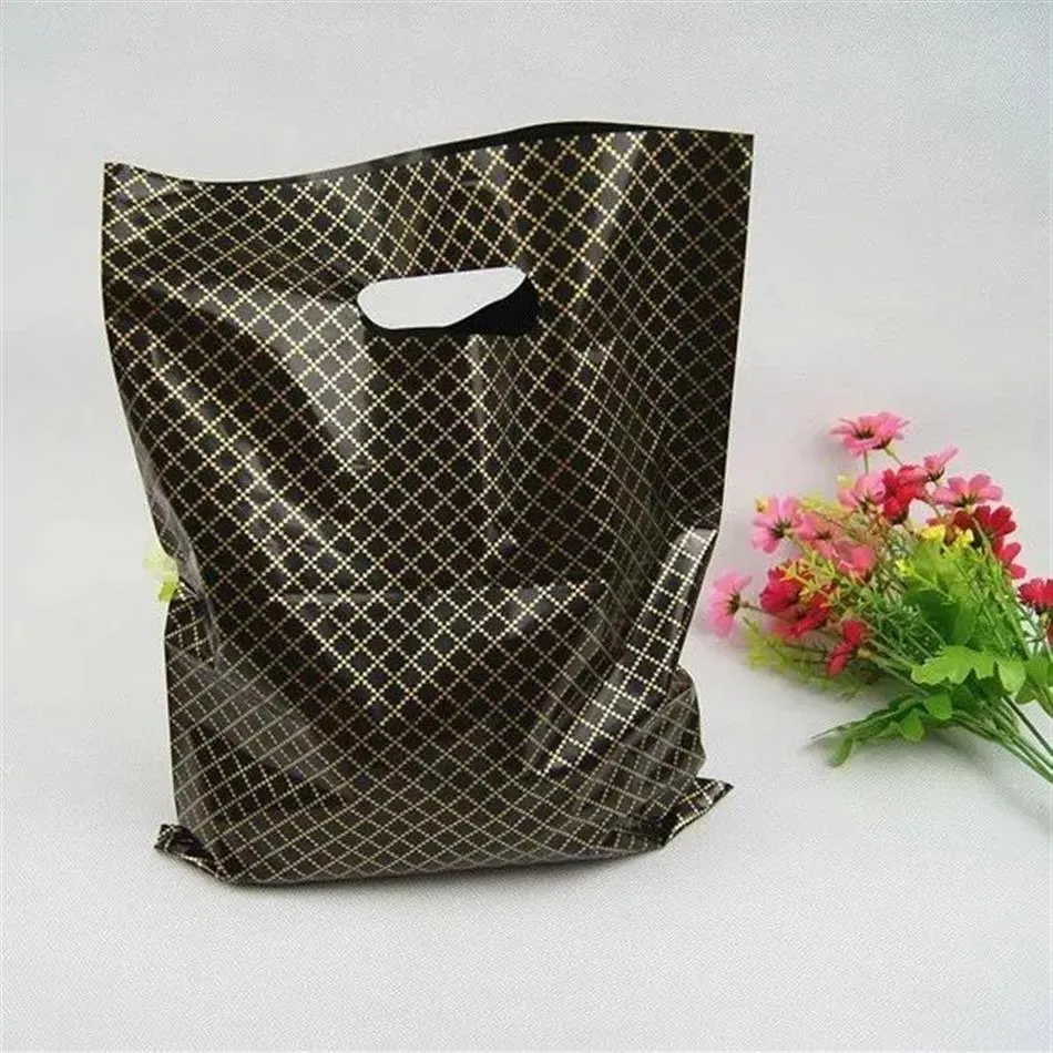 50pcs Lot Black Lattice 큰 플라스틱 쇼핑백 두꺼운 부티크 선물 의류 포장 플라스틱 선물 가방 Handles3095