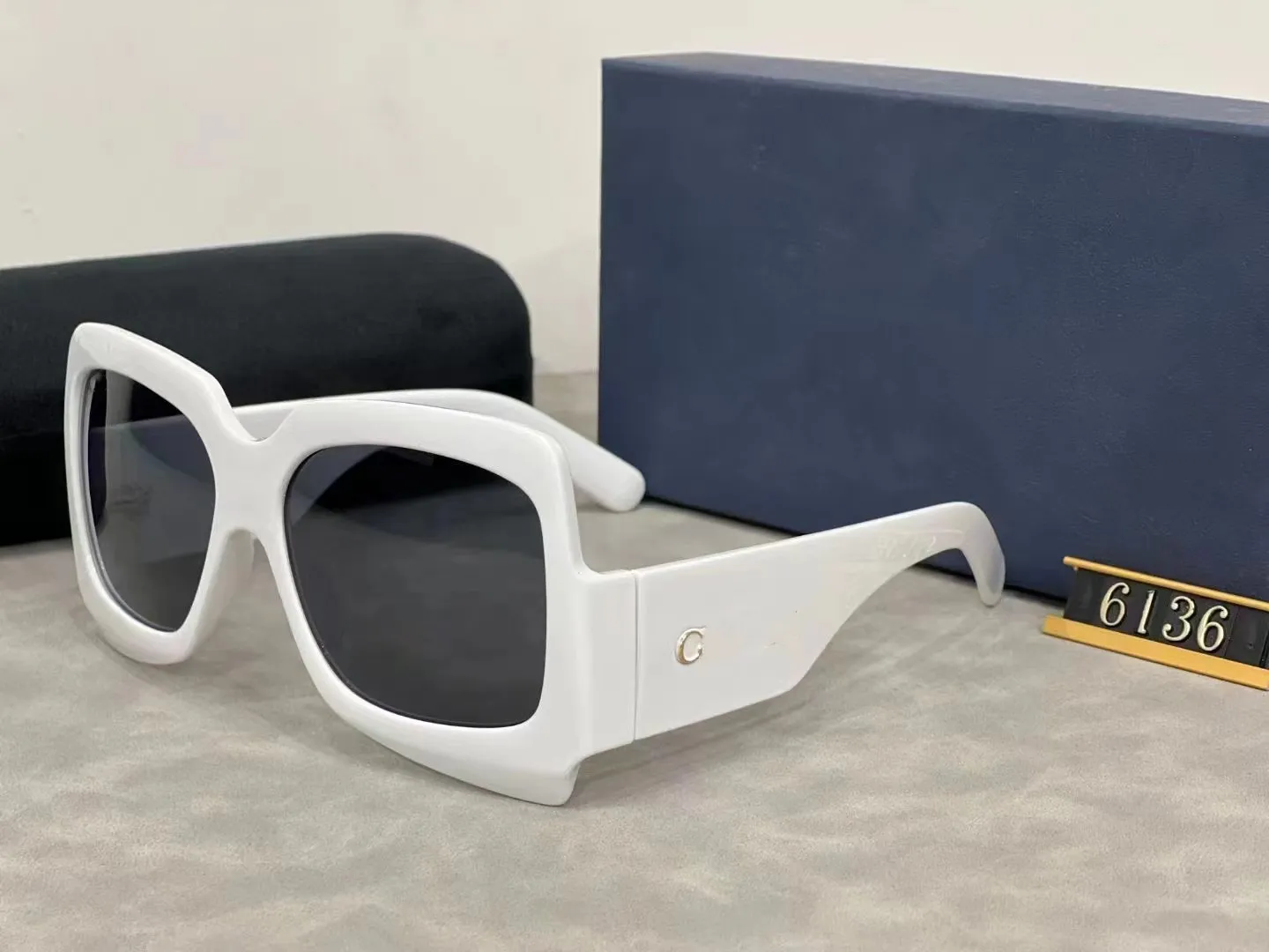 2024 Top-Qualität Luxus-Designer-Sonnenbrille Polaroid-Linse für Damen Herren Goggle Senior Brillen Brief besetzte Diamant-Sonnenbrille 6136
