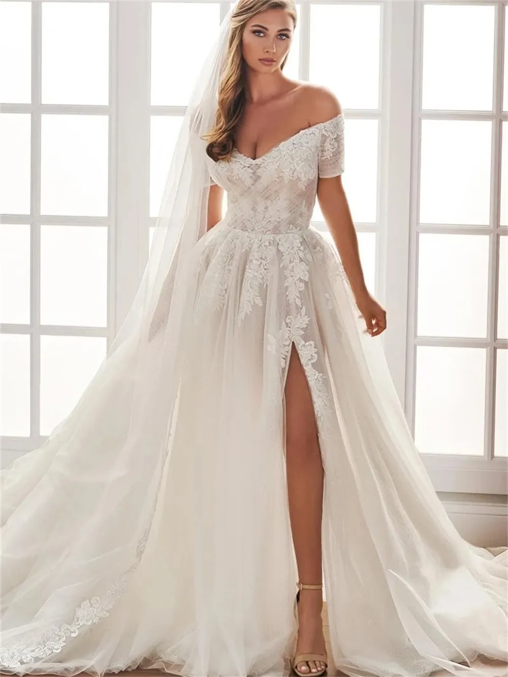 Elegant off-shoulder korta ärmklänningar veck en linje bröllopsklänning med delade spetsapplikationer tyll brudklänning 326 326
