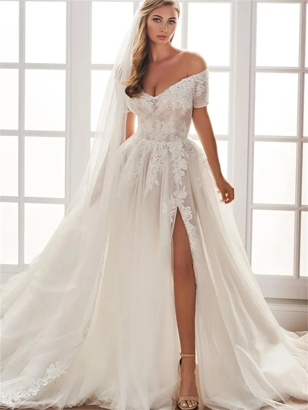 Abiti eleganti a maniche corte con spalle scoperte Piega un abito da sposa in linea con applicazioni di pizzo spaccato Abito da sposa in tulle 326 326