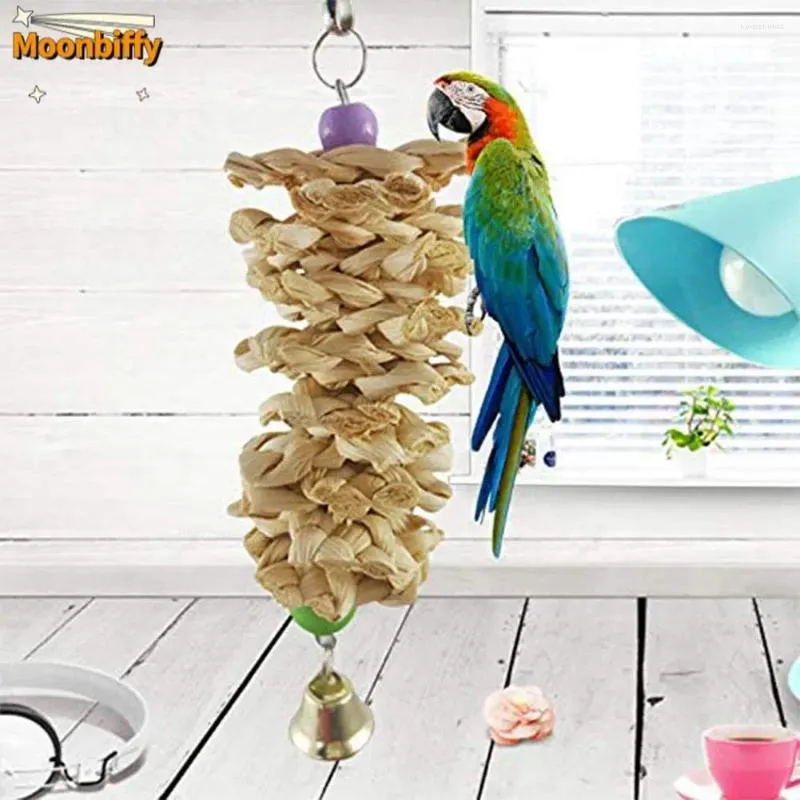 Inne zaopatrzenie ptaków 1PCS Parrot Toy z dzwonkiem naturalna drewniana trawa żucie kęs wisząca klatka huśtawka