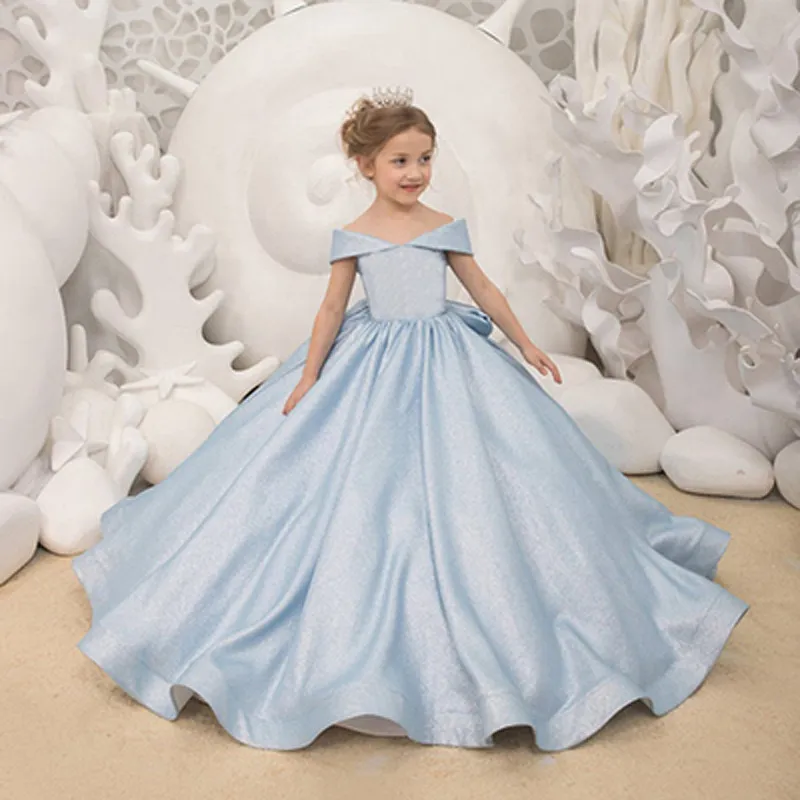 2024 robes de fille de fleur en satin bleu ciel hors épaule de luxe Puffy enfants robe de communion d'anniversaire avec grand arc arrière princesse robes de soirée de bal bébé enfant en bas âge robe de concours