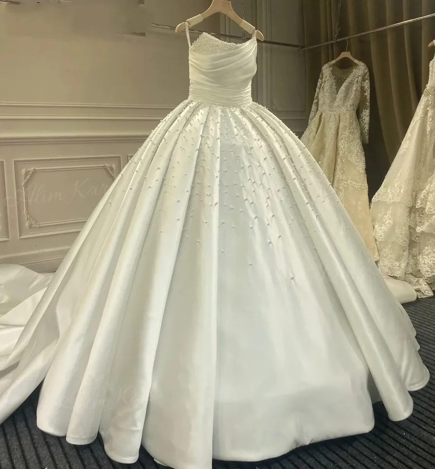 Underbar prinsessa bröllopsklänning axelfria pärlor ärmlösa kapell tåg birhe formella klänningar vestido de novia mantel de mariage