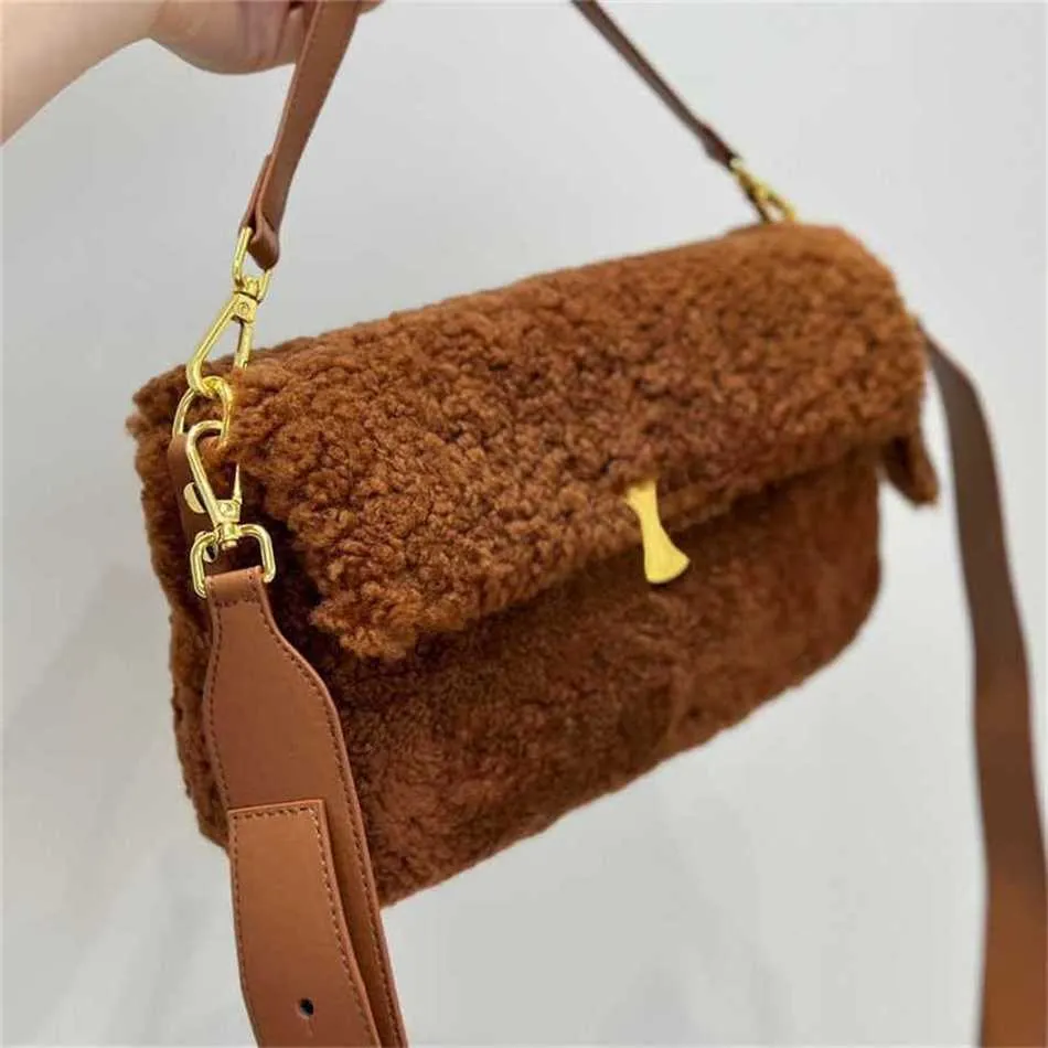 Sälj CE Designer Bag Plush Women Baguette Square axelväskor Plånbok Vinterpäls Högkvalitativ designer Handväska MOBILTELE TOTA BAG 231015