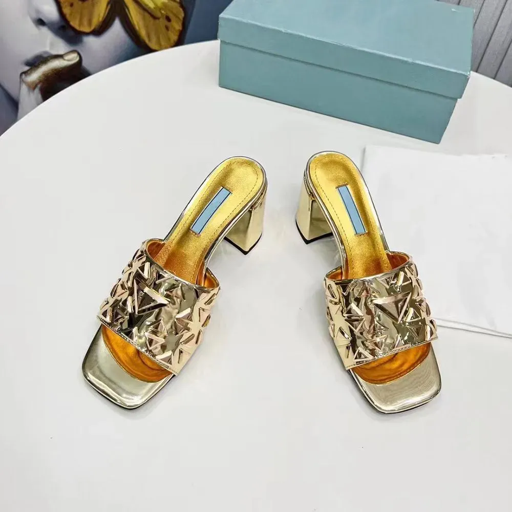 Novos chinelos femininos de salto grosso tridimensional padrão de triângulo decoração mulheres designers slide chinelos mula estilo de rua sapato moda desgaste saltos sapato de fábrica