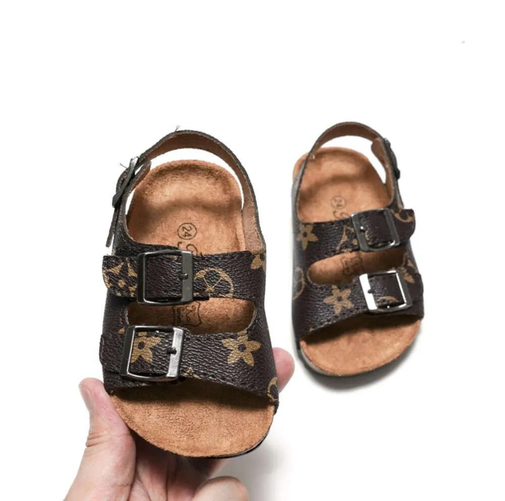 Buty dla dzieci Pełne dzieci dziecięce rozmiary dziecięce rozmiary pu skórzane sandały chłopcy dziewczęta letnie buty płaskie sandałowe sandały wanna na plażę na zewnątrz slajdów