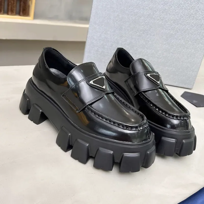 Diseñador Letra p Mocasines Mocasines monolitos de cuero cepillado Zapatos de vestir con plataforma Mocasines negros con parte inferior gruesa Zapatilla Oxford clásica con suela gruesa