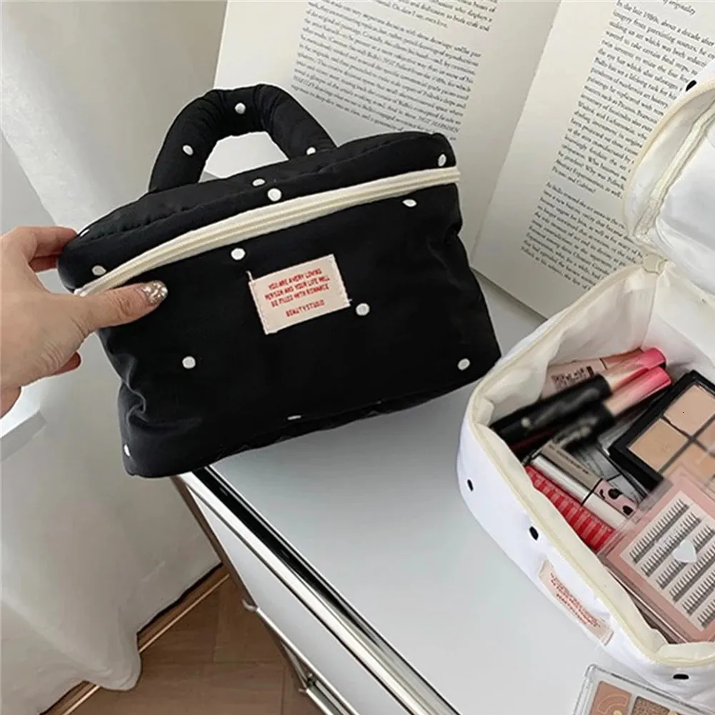 Toilettenartikel-Organizer aus gesteppter Baumwolle mit Reißverschluss, niedliche Make-up-Tasche mit Griff oben für Ausflüge, Arbeit und Business für Frauen und Mädchen 240122